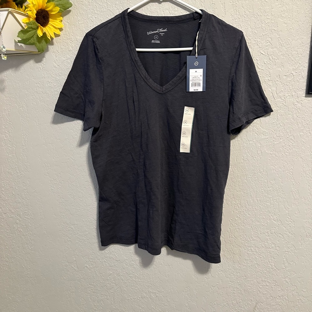 NWT Universal Thread V neck T-shirt size M